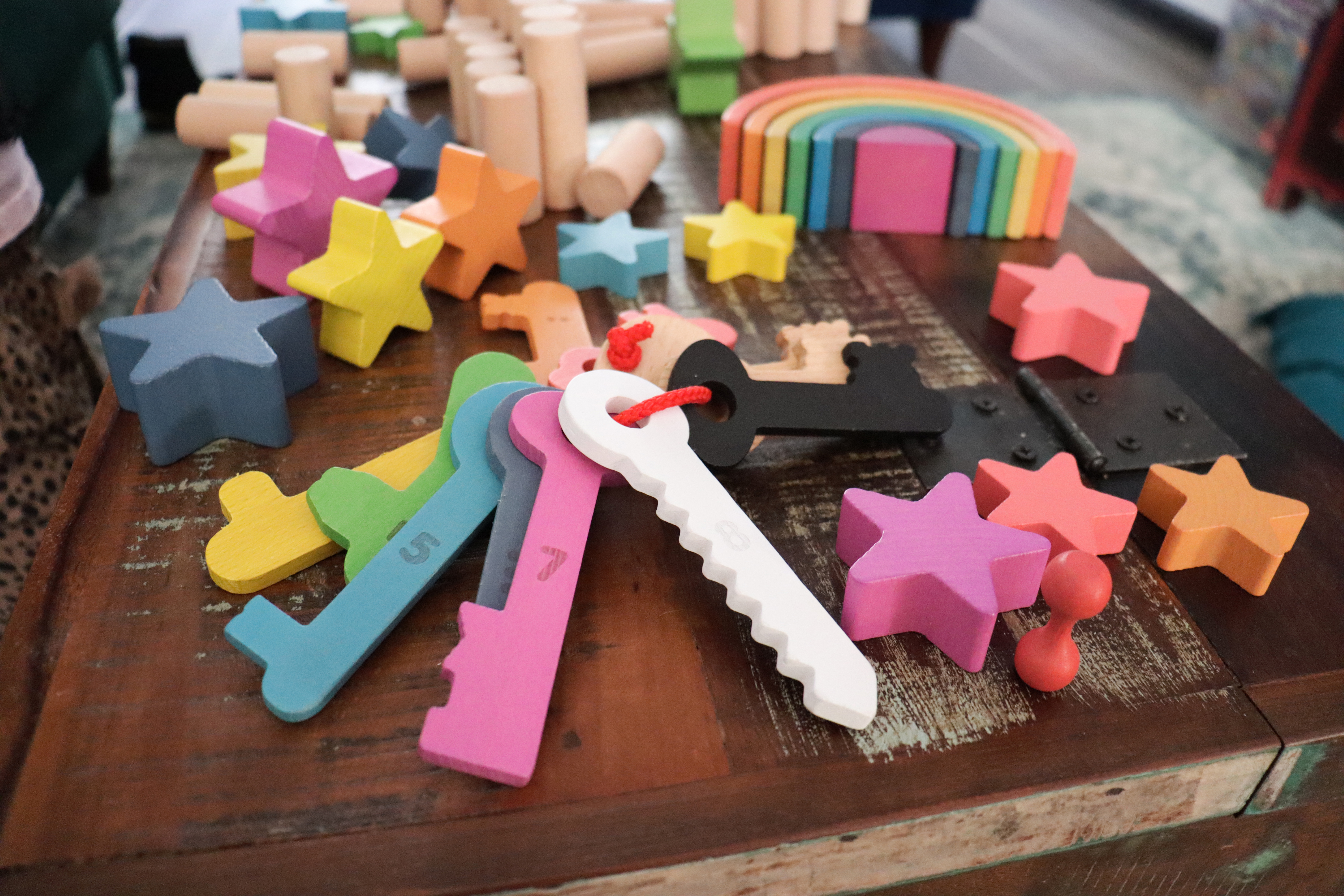 Buntes Schlüssel-Set aus Holz